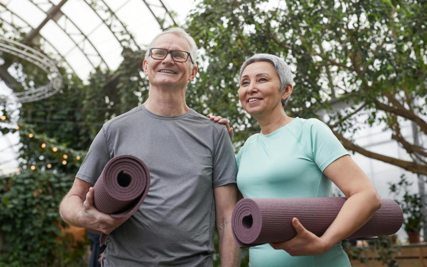 Studente internazionale che pratica meditazione in un tranquillo spazio dedicato con vista sulla città
