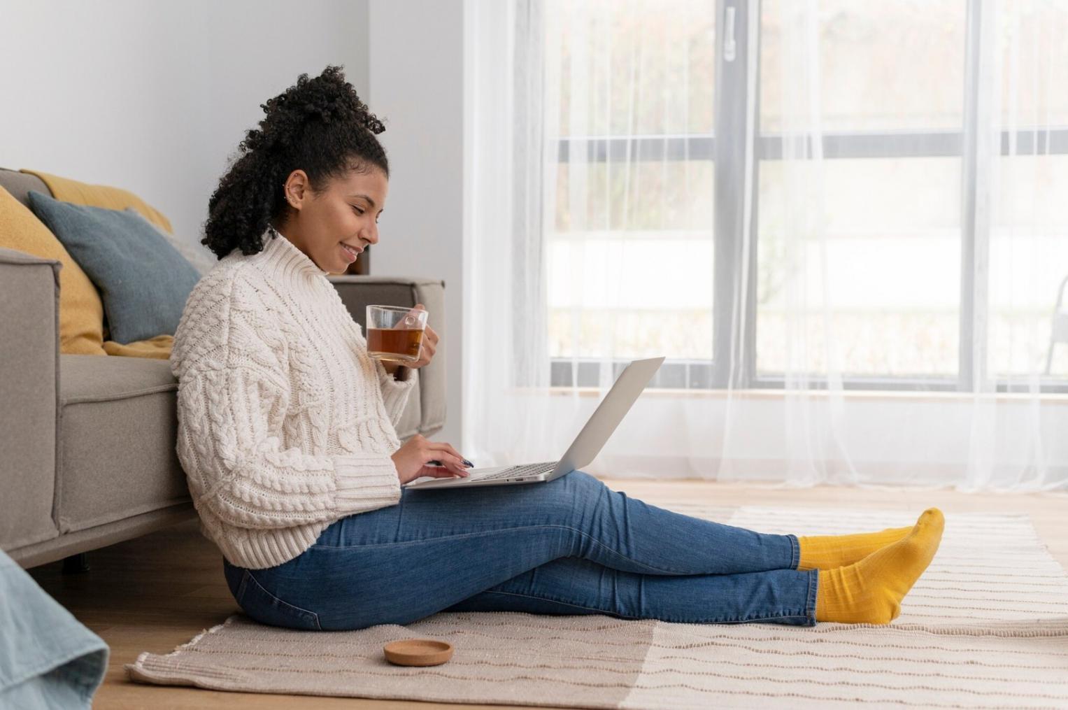 Gruppo di studenti internazionali durante una sessione di meditazione guidata in un ambiente accogliente