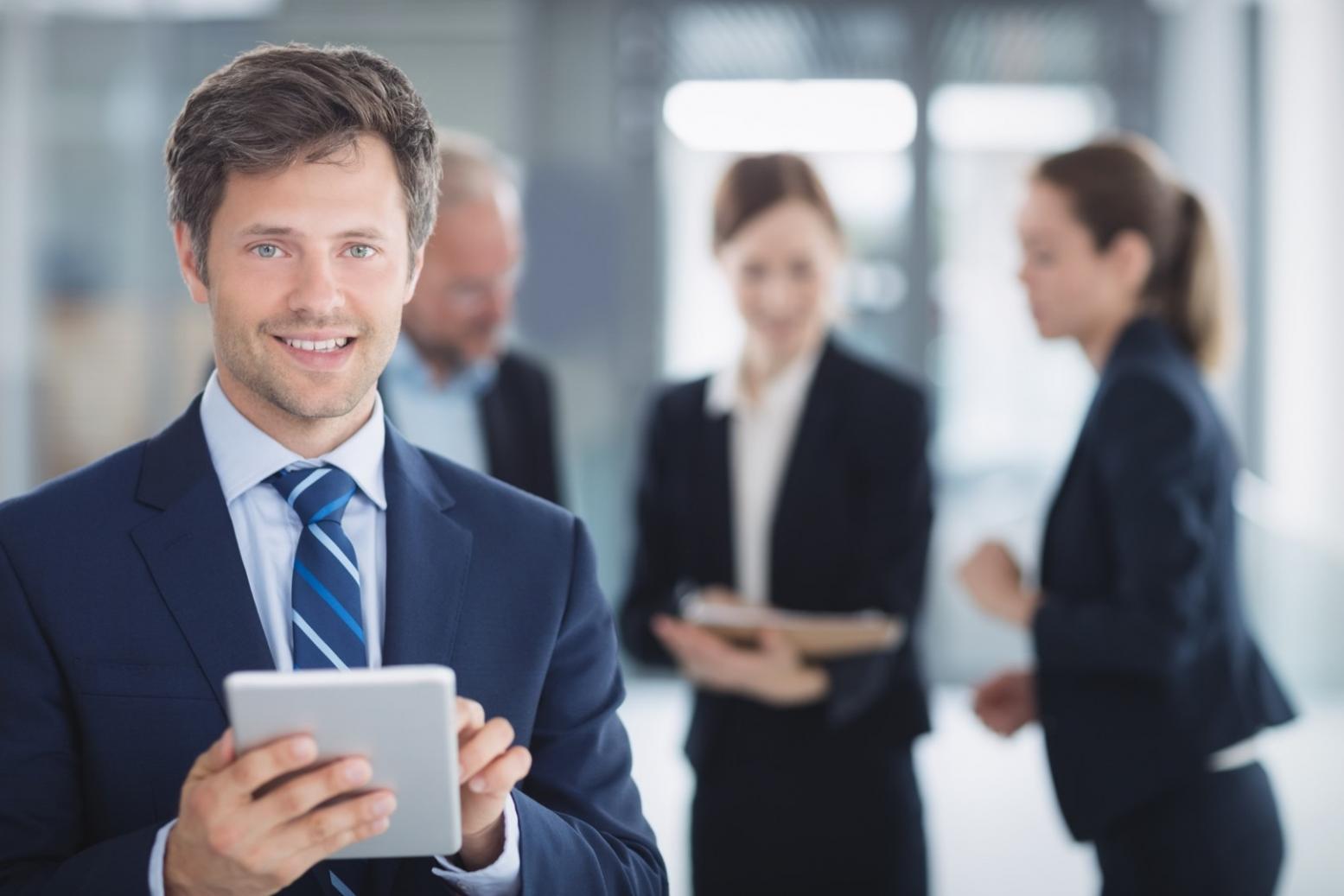 Persona che pratica meditazione con luce naturale